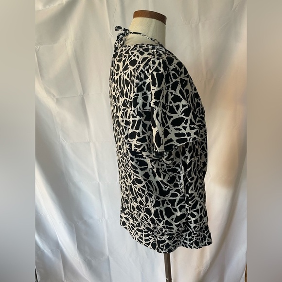 Stylish Black and White Women's Top size XL Dessbarn - Picture 3 of 7